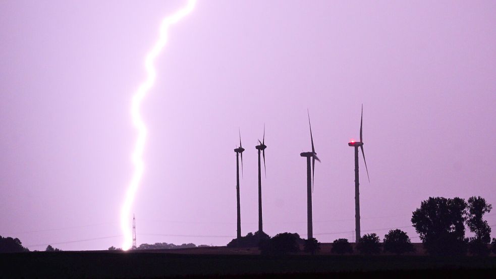 Derzeit bestimmt feuchte, mäßig warme und teils zu Gewittern neigende Luft das Wetter der kommenden Tage in Niedersachsen und Bremen. Foto: dpa/Julian Stratenschulte