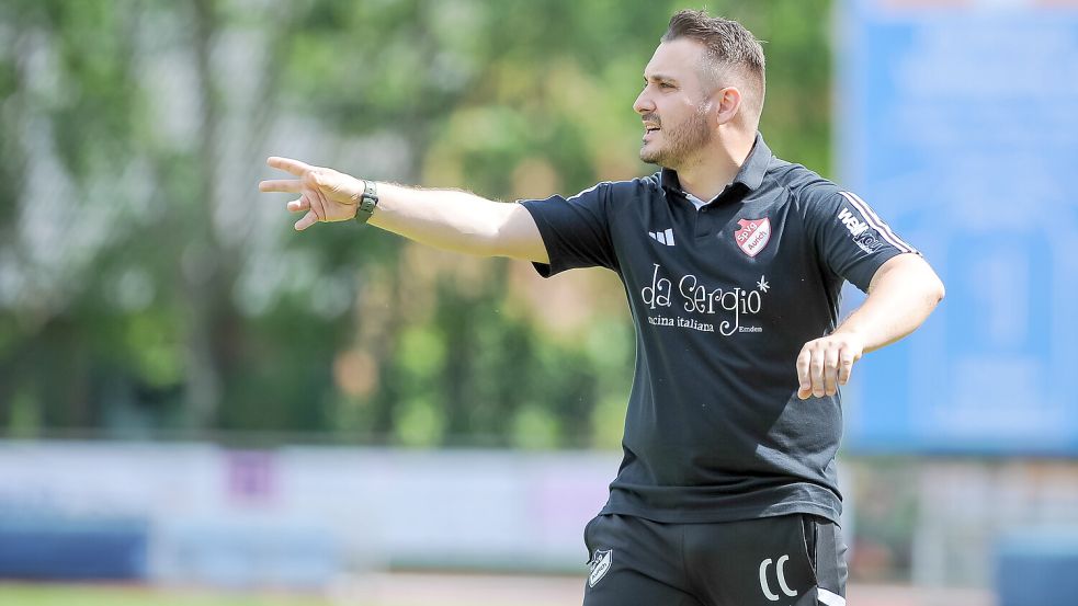 Trainer Claudio Casto dirigierte die abstiegsbedrohte SpVg Aurich in der Bezirksliga erfolgreich im Abstiegskampf. Lohn war der vorzeitige Ligaverbleib. Der Traditionsverein vom Ellernfeld und Casto setzen ihre die Zusammenarbeit für die neue Saison fort. Foto: Stephan Friedrichs