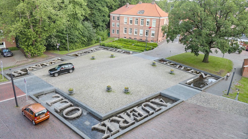 Die Auricher Stadtverwaltung hat nun einen eigenen Vorschlag für eine Umgestaltung des Bürgermeister-Müller-Platzes vorgelegt. Fotos: Romuald Banik