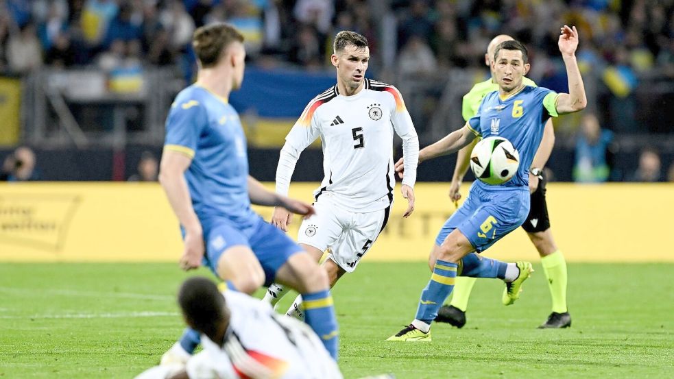 Die DFB-Elf um Pascal Groß (M) kam nicht über ein 0:0 gegen die Ukraine hinaus. Foto: Federico Gambarini/dpa