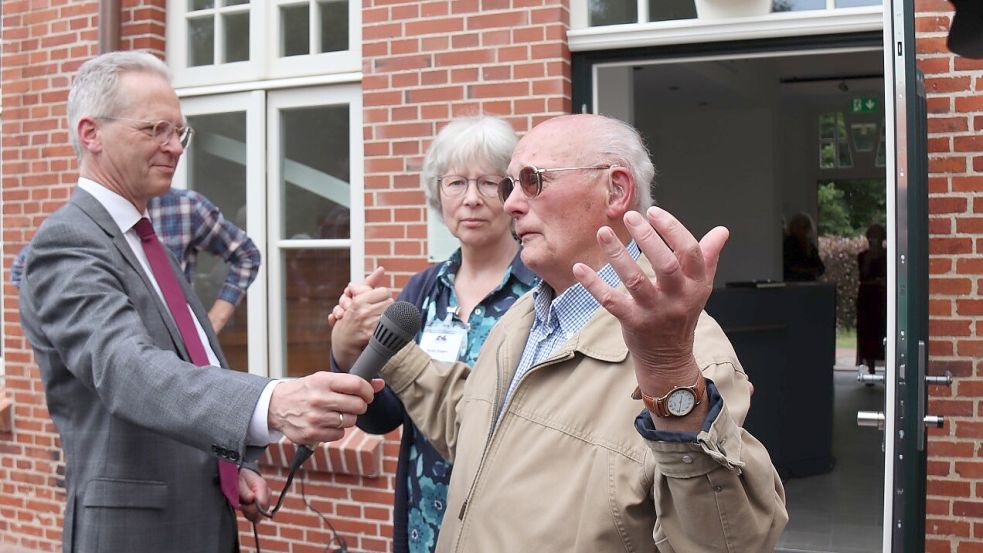 Johann Olschewski (rechts) richtete vor dem Betreten der Ausstellung als Zeitzeuge des Lagers einen flehenden Appell an die Besucher. Foto: Karin Böhmer