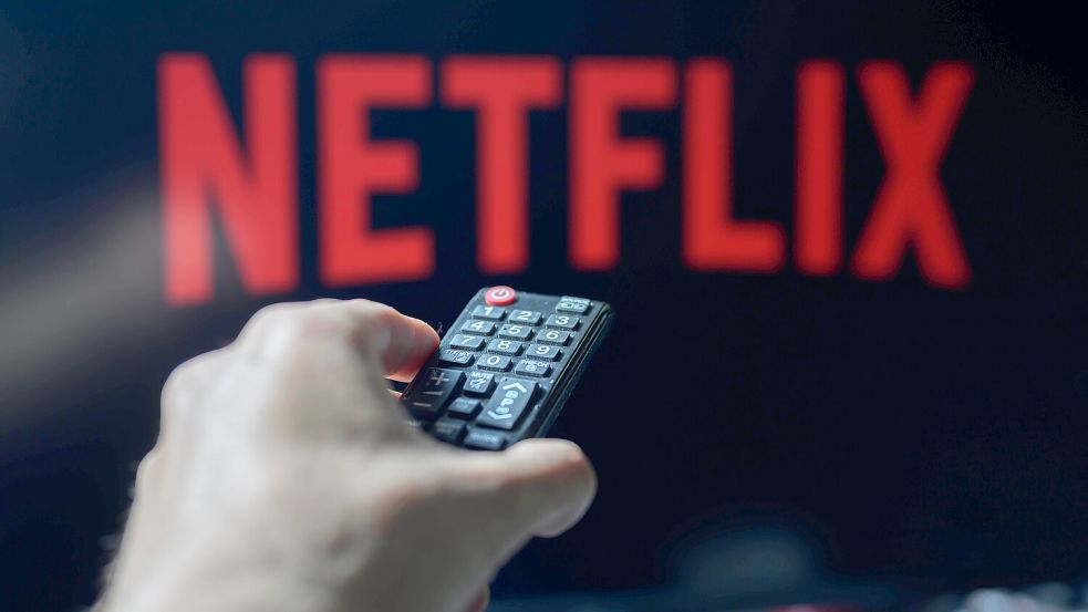 Bequem auf dem Sofa netflixen – das könnte bei einigen Nutzern bald der Vergangenheit angehören. Foto: IMAGO/NurPhoto