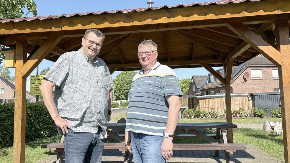 Alle unter einem Dach: unter diesem Motto werben Ortsbürgermeister Jens Winkelhake (links) und der 1. Vorsitzende Günter de Wall für die Dorfgemeinschaft Holtrop. Foto: Christin Wetzel