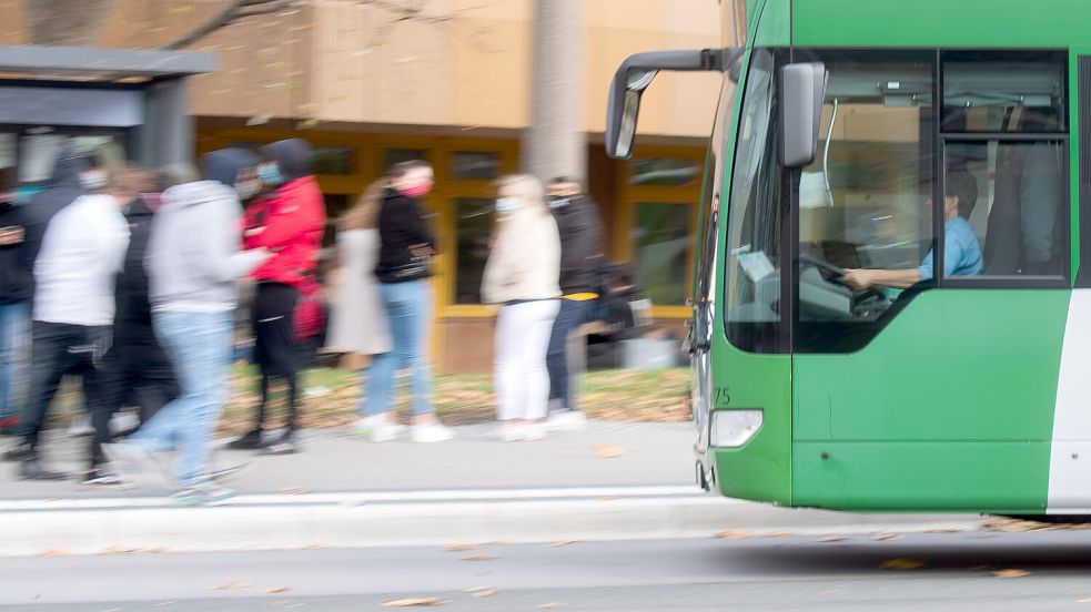 In einem Schulbus zwischen Pewsum und Emden kam es zu einem ausländerfeindlichen Vorfall. Jugendliche sangen zunächst „Ausländer raus“ und beleidigten eine Mitschülerin dann rassistisch. Symbolfoto: DPA