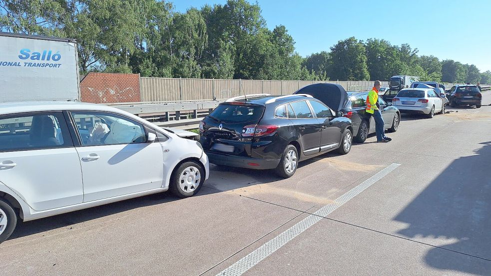 Auf der A1 bei Stuhr sind am Donnerstagmorgen sieben Autos aufeinander aufgefahren. Foto: NWM-TV