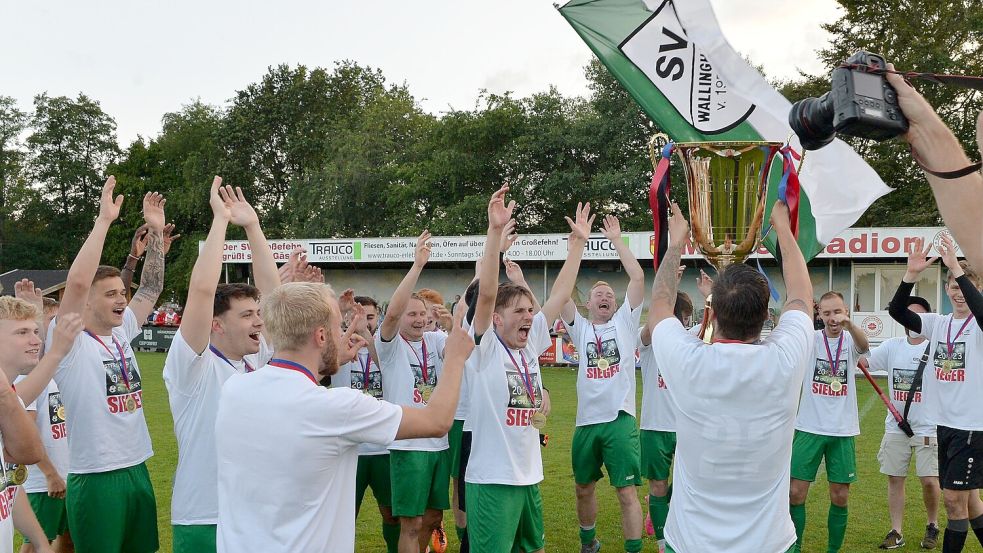 Ausgiebig feierten die Spieler des SV Wallinghausen Ende Juli 2023 den 2:1-Erfolg gegen SV Großefehn im Finale um den Ostfriesland-Cup. Der Titelverteidiger eröffnet die 7. Auflage um das lukrative Fußballturnier am 30. Juni vor eigenem Publikum. Gegner ist Landesligaabsteiger TuS Esens. Foto: Bernd Wolfenberg