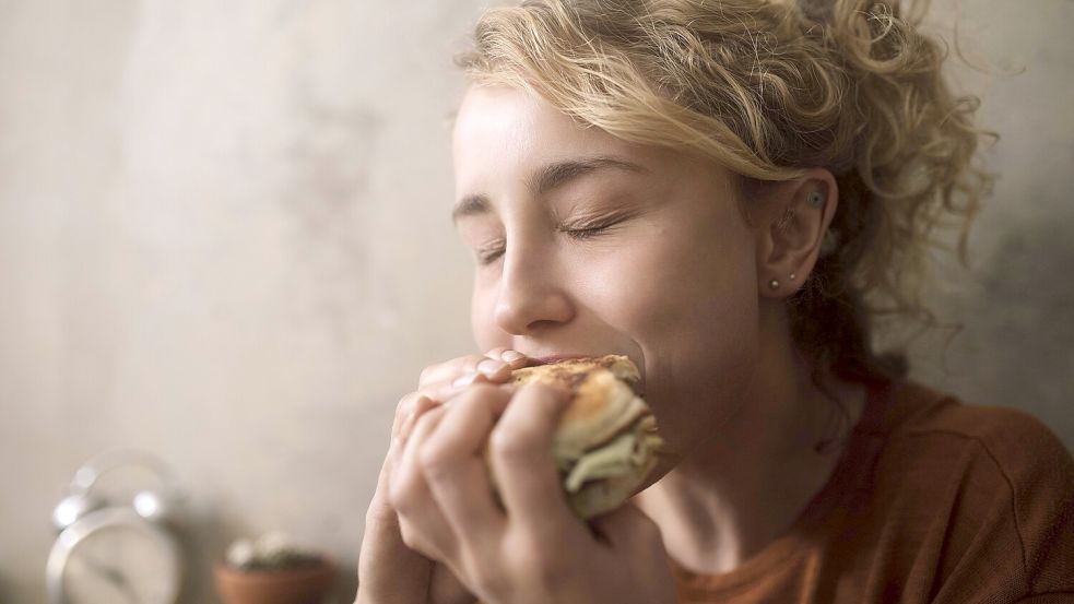 Dem Drang zu widerstehen, seinen Heißhunger zu befriedigen, ist häufig schwierig. Foto: IMAGO / Westend61