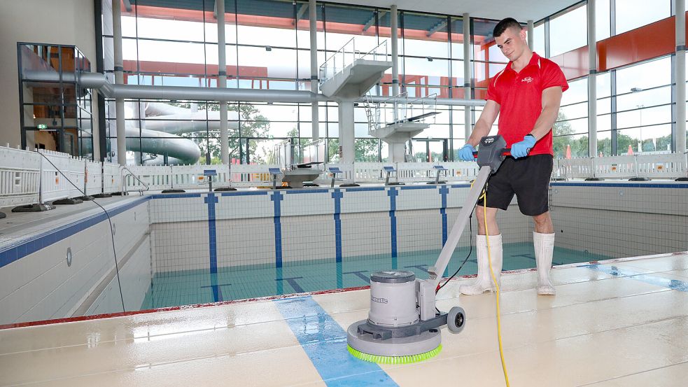 Maxim Zyubin (21) bereitet den Boden eines der Sportbecken für den Sommer vor. Foto: Romuald Banik