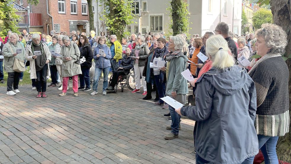 Mit Liederzetteln wurden die Teilnehmer am Donnerstagabend vor der Lambertikirche textsicher. Foto: Lasse Paulsen