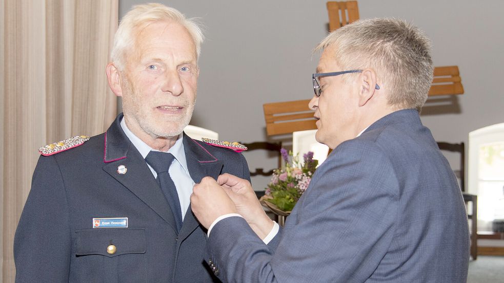Landrat Olaf Meinen (rechts) heftete Ernst Hemmen im Namen des Bundespräsidenten das Bundesverdienstkreuz ans Revers. Foto: Landkreis Aurich