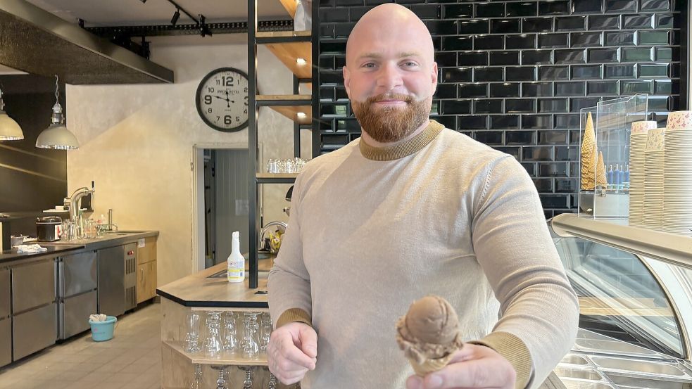 Ein Schokoeis auf die Hand: Sebastian Bender eröffnet sein neues Eiscafé „Bellacia“ in Ihlow. Fotos: Christin Wetzel
