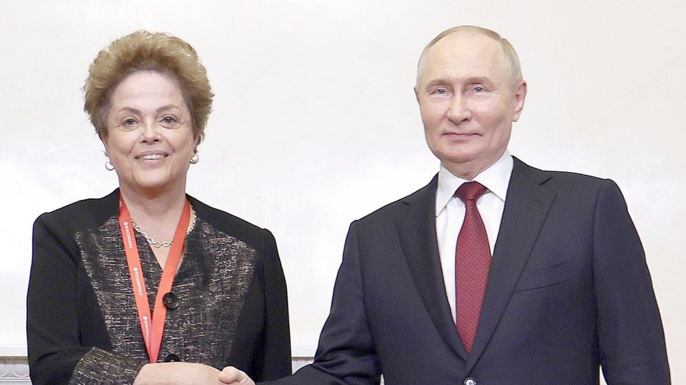 Russlands Präsident Wladimir Putin (r) und die ehemalige brasilianische Präsidentin Dilma Rousseff: Die russischen Behörden nutzen das Forum als Schaufenster, um die Entwicklung des Landes zu präsentieren und Investoren anzulocken. Foto: Vladimir Smirnov/Pool Sputnik Kremlin/AP/dpa