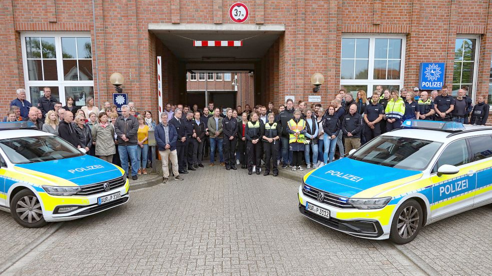 Betretenes Schweigen vor der Polizeistation am Ostertor in Aurich. Die Polizeibeamten dachten am Freitag um 11.34 Uhr an ihren verstorbenen Mannheimer Kollegen. Foto: Romuald Banik