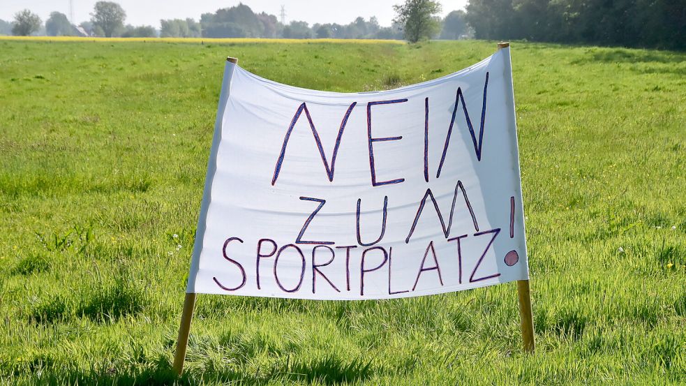 Mitte Mai stand für wenige Tage dieses Protest-Plakat auf der Fläche für die geplante Sportstätte. Foto: Thomas Dirks