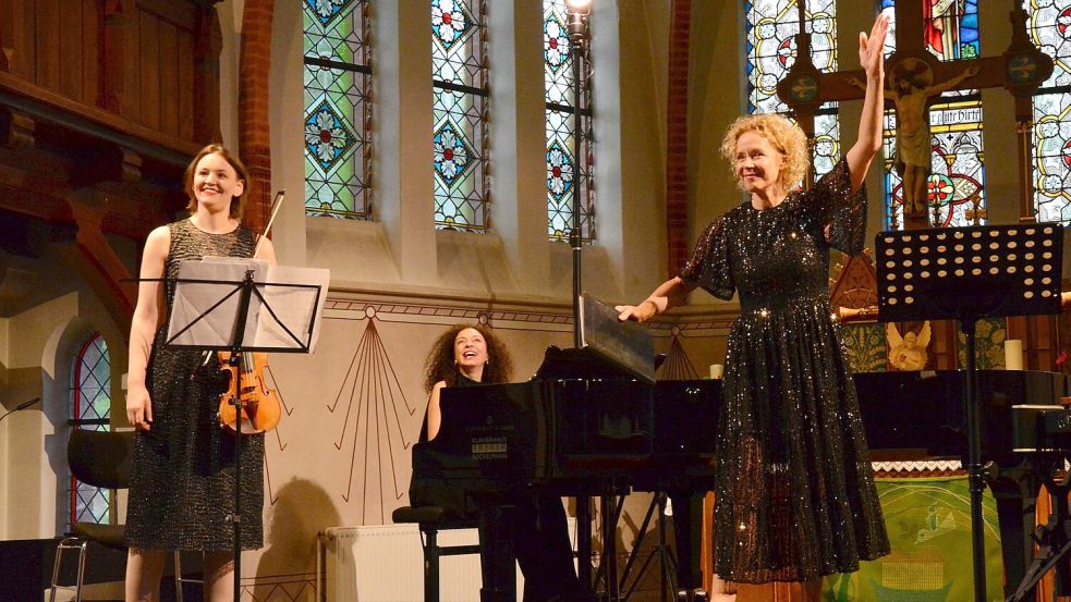 Geigerin Franziska Hölscher (von links), Pianistin Marianna Shirinyan und die Schauspielerin Katja Riemann verzauberten die Zuhörer in Münkeboe. Foto: Karin Eden