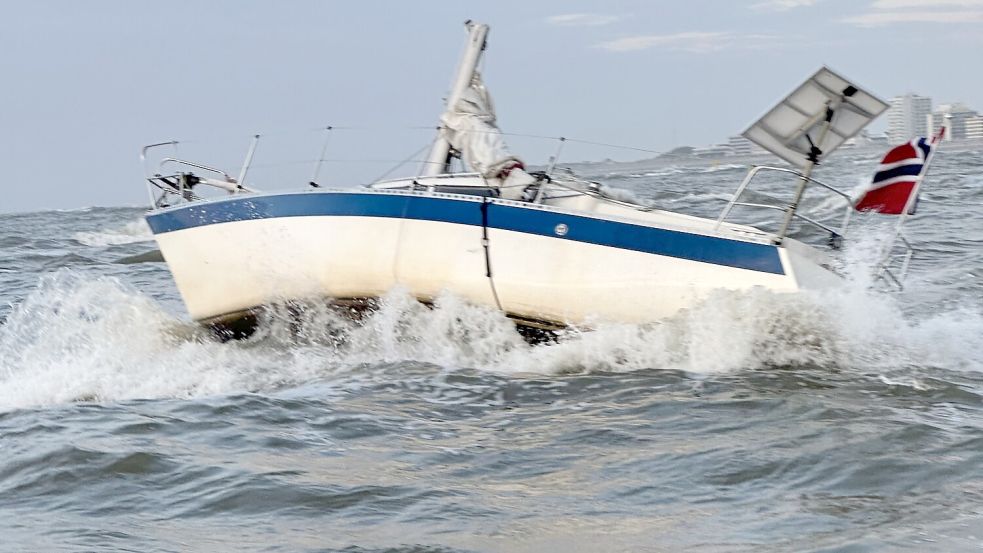 Nachdem eine Segelyacht vor Norderney auf einer Sandbank festgekommen ist, sind Kiel und Mast gebrochen. Das stark beschädigte Boot ist den Kräften der See schutzlos ausgesetzt. Foto: DGzRS