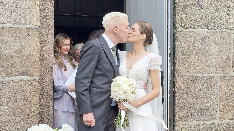 H. P. Baxxter und Sara küssen sich, als sie nach der kirchlichen Trauung die Kirche St. Severin verlassen. Foto: Wolfgang Barth