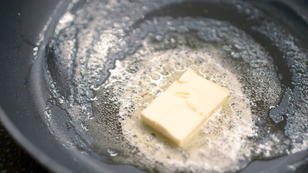 Mama hat immer gesagt: "Eine Scholle muss in Butter schwimmen." Und Mama hatte meistens Recht. Also: Kein Öl, keine Margarine für den Fisch. Als Alternative lasse ich nur Butterschmalz durchgehen. Foto: Pixabay