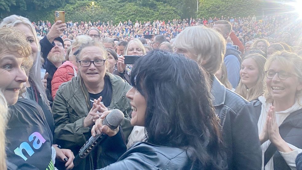Keine Scheu vor der Menge: Nena geht in Wiesmoor mit ihren Fans auf Tuchfühlung. Fotos: Andrea Henkelmann