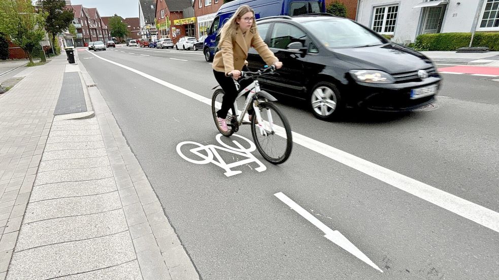 Radfahrer haben auf der Fockenbollwerkstraße deutlich mehr Platz als früher. Fotos: Ortgies