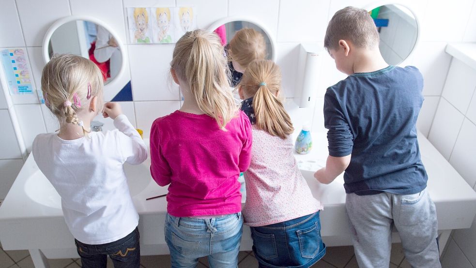 Kinder stehen im Waschraum einer Kita. Foto: DPA