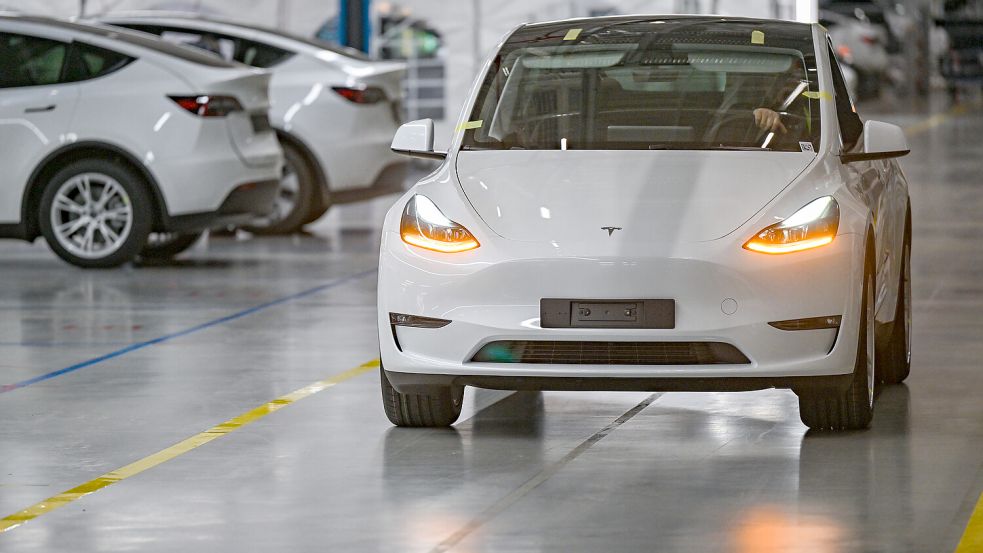 Das Tesla Model Y – das meistverkaufte Auto im Jahr 2023 – rutscht mit der aktuellen Umweltprämie unter die 40.000-Euro-Grenze. Foto: dpa/Patrick Pleul