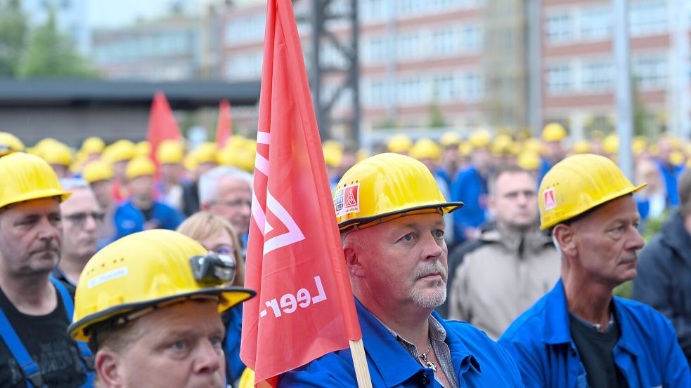 Mitarbeiter der Meyer Werft bei einer Kundgebung Anfang Juni: Der Traditionsunternehmen steckt in einer existentiellen Krise. Foto: Imago/diebildwerft