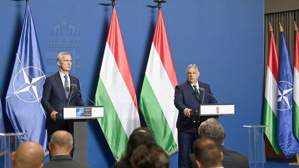 Viktor Orban (r.) und Jens Stoltenberg während einer gemeinsamen Pressekonferenz in Budapest. Foto: Zoltan Mathe/MTI/AP/dpa
