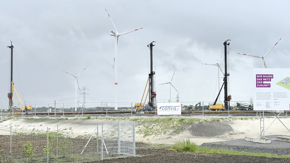 Mehrere große Rammen sorgen für die Gründung der künftigen riesigen Umspannstation im Widdelswehrster Hammrich. Foto: Aiko Recke