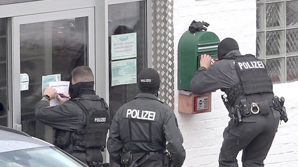 Polizeibeamte stehen während einer Razzia vor einer Moschee. Mit dem Verbot des Vereins Deutschsprachige Muslimische Gemeinschaft (DMG) in Braunschweig ist Niedersachsen am Mittwoch gegen die islamistische Szene in Deutschland vorgegangen. Foto: DPA