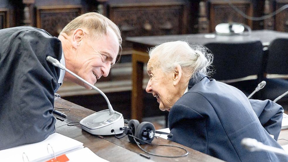 Holocaust-Leugnerin Ursula Haverbeck mit ihrem Anwalt Wolfram Nahrath am ersten Verhandlungstag vor dem Hamburger Landgericht in der vergangenen Woche. Foto: Markus Scholz/dpa