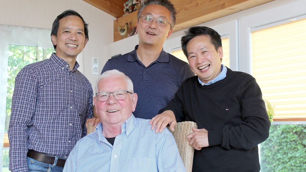 Ein fröhliches Wiedersehen mit ihrem Edelfan Andreas Gerdes (Zweiter von links) hatten die ehemaligen vietnamesischen Spieler des TuS Sandhorst Lam Thai (von links), Kiet Hoang und Mot Danh. Foto: Wolf-Rüdiger Saathoff