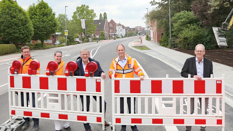 Sie schoben Anfang Mai die letzten Baken zur Seite (von links): Sebastian Wolff (Strabag), Tanja Ahrens (Stadt Aurich), Horst Feddermann (Bürgermeister), Frank Buchholz (Leiter Landesbehörde für Straßenbau und Verkehr) und Gert Gellmers (Thalen Consult). Jetzt wollen die Unternehmer feiern. Fotos: Romuald Banik