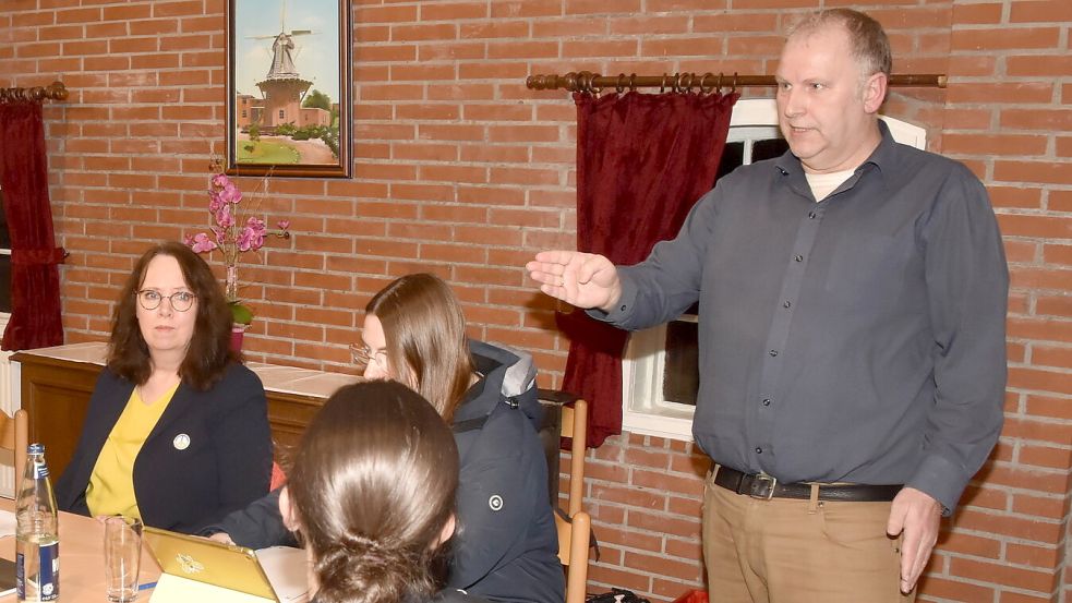 Der Leezdorfer Ratsherr Heinrich Ubben (rechts) vermutet hinter der Foto-Retusche eine gezielte Aktion von SPD-Bürgermeisterin Gisela Riesebeck (sitzend links). Foto: Thomas Dirks