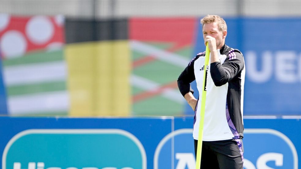 Bundestrainer Julian Nagelsmann verfolgt das Training seiner Mannschaft. Foto: Federico Gambarini/dpa