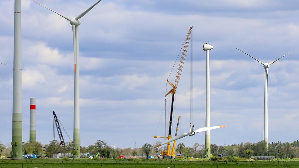 Im Landkreis Aurich gibt es bereits viele Windkraftanlagen, wie hier im Windpark Ihlow, der aktuell erneuert wird. Foto: Romuald Banik