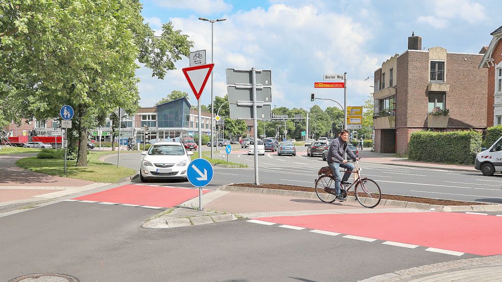 Höhergelegt werden sollte laut ADFC der Fahrradweg, der die Einmündung des Breiten Weges überquert. Foto: Romuald Banik