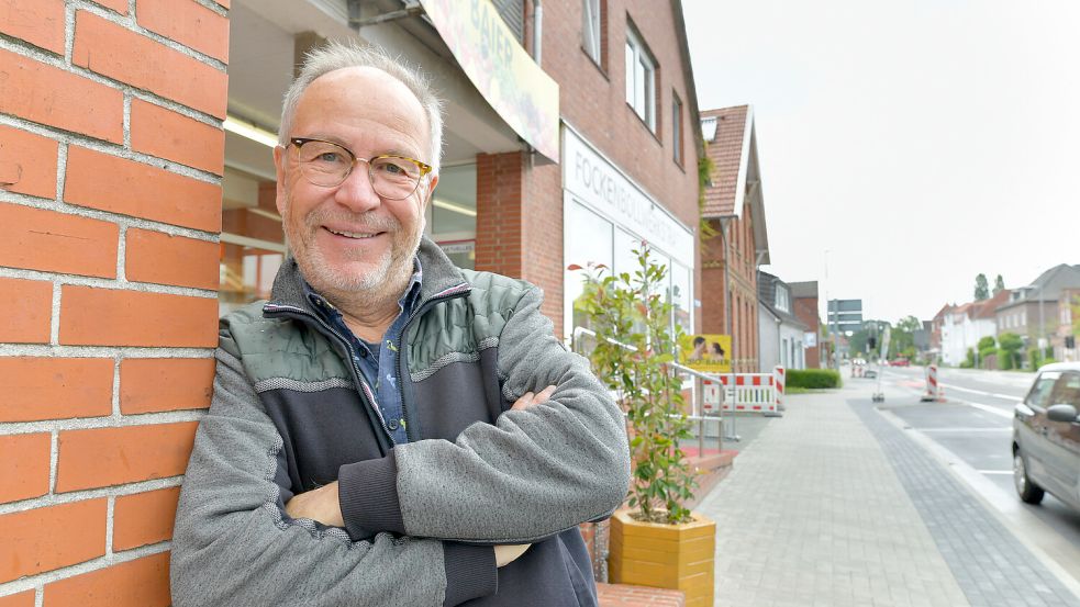 Nach der Straßensanierung hat Kaufmann Thomas Baier jetzt gut lachen. Foto: Ortgies