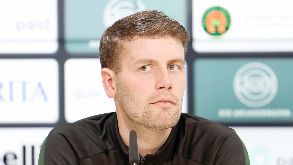 Trainer Fabian Hürzeler soll vor einem Wechsel vom FC St. Pauli nach Brighton stehen. Foto: Heiko Becker/dpa