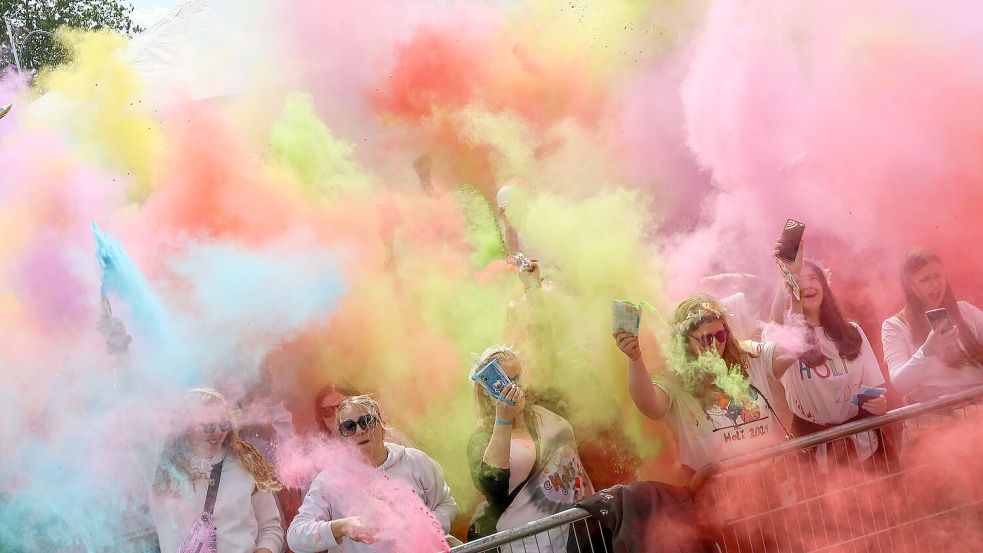 Pünktlich um 16.30h wurden die ersten Farbbeutel beim Holi Farbenfest am Galaxy geworfen. Foto: Helmut Vortanz