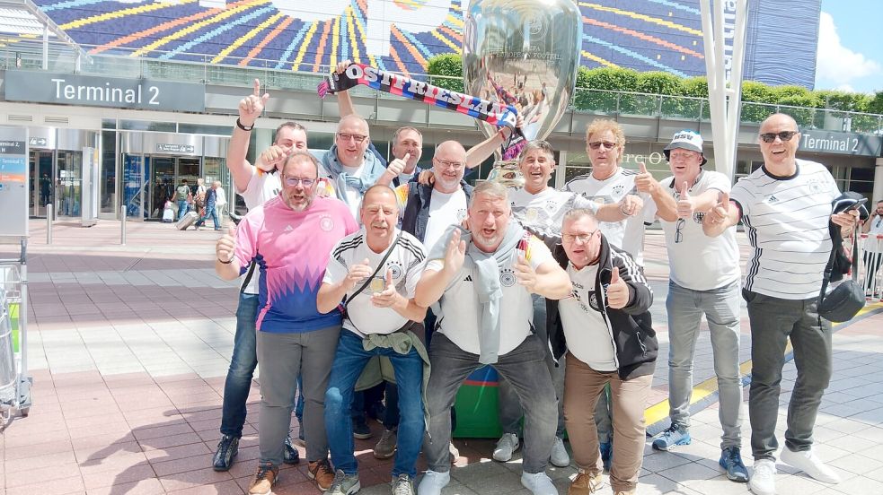 Die Fußball-Fans aus Aurich schauten auch beim „Doppelpass“ im Münchener Flughafen vorbei. Foto: privat