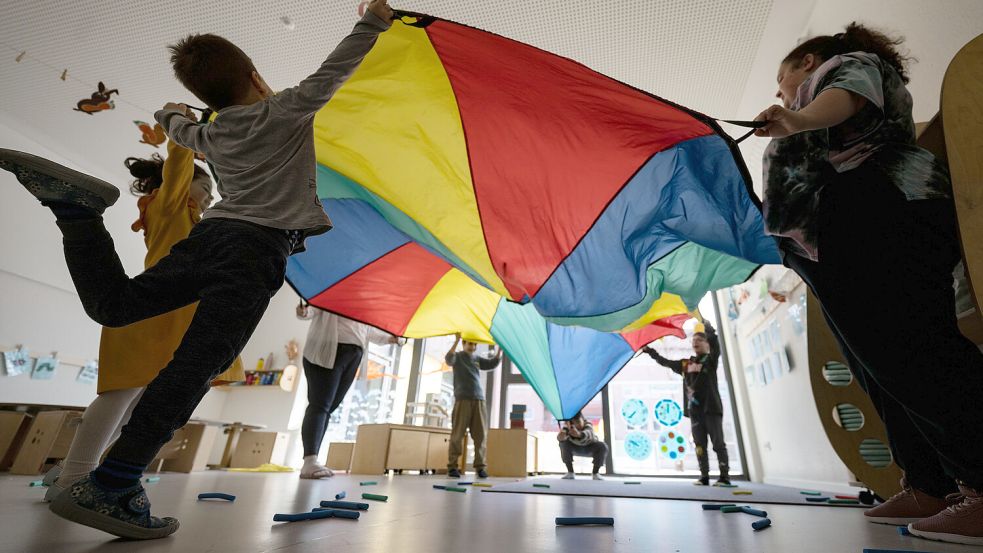 „Unter welches Zelt kriechen wir?“, lautete die Frage in Großefehn. Unter die Kita-Vereinbarung oder unter den gemeinsamen Kompromiss der Bürgermeister? Foto: DPA