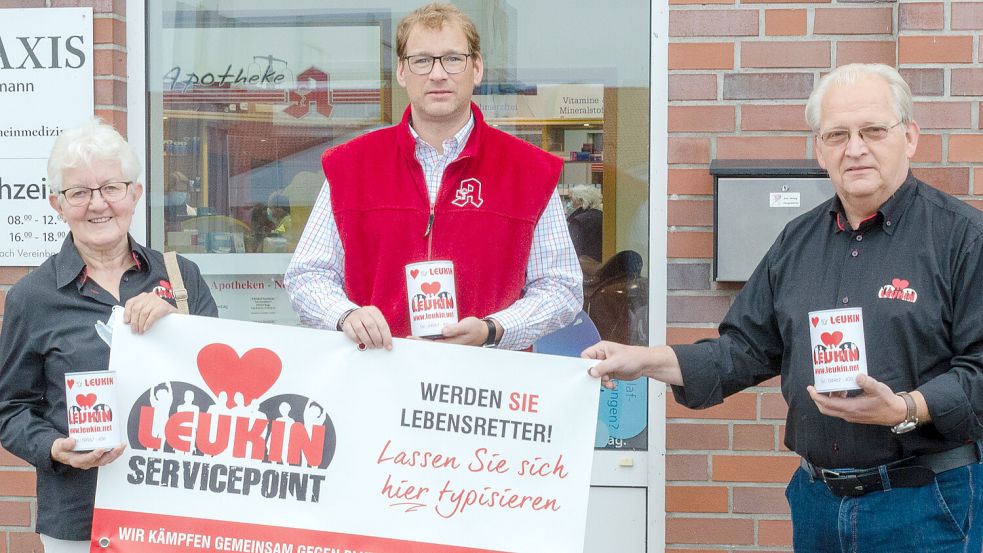 Apotheker Michael Dirksen-Müller (Mitte), hier bei einer Spendenübergabe an Adelheid Winkler und Horst Morgenstern von Leukin im Jahr 2021, ist einer der Organisatoren der Hilfsaktion. Foto: Folkert Bents