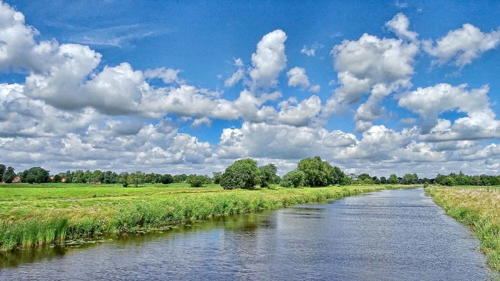 Die Natur genießen, wie hier in Oldersum, das kann man bei einer Fahrradtour in der Gemeinde Moormerland. Foto: Ostfriesland Tourismus GmbH