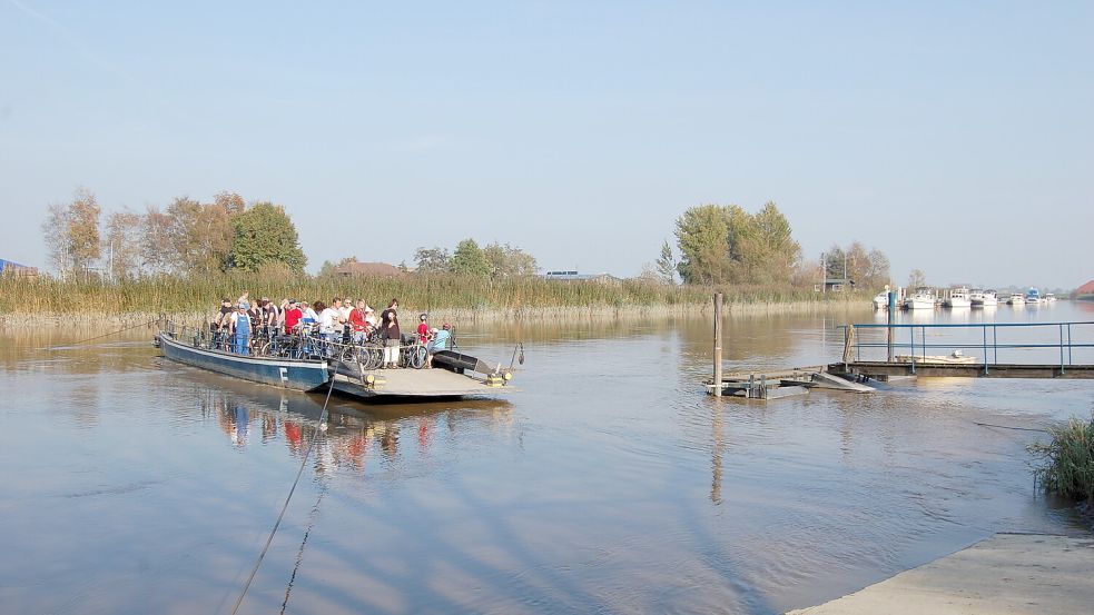 Wer die Jümme bei Leer überqueren möchte, kann mit der Pünte fahren - der ältesten per Hand betriebenen Wagenfähre in Europa. Foto: ostfriesland.travel