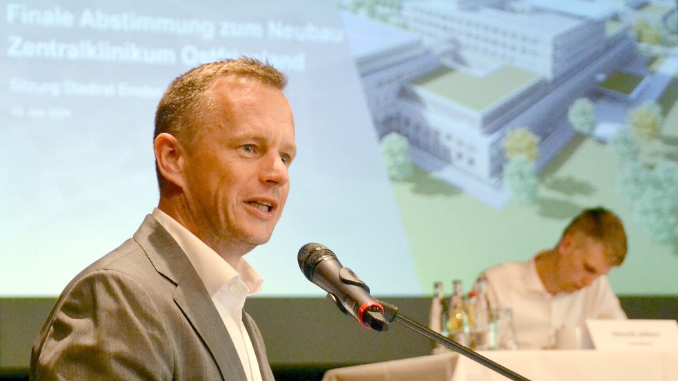 Dr. Arne Berndt von der Beratungsfirma WMC aus München im Auricher Kreistag. Foto: Aiko Recke