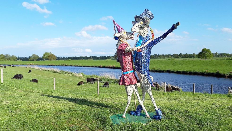 Ein echter Hingucker sind die tanzenden Schafe an der Vreschen Bokeler Brücke. Foto: Apen Touristik