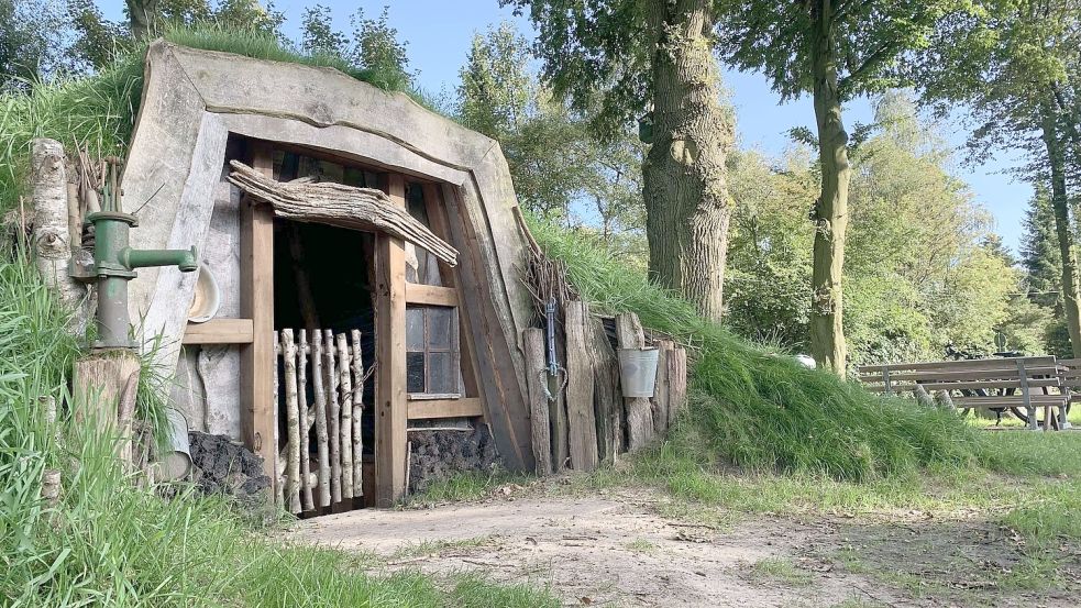 Die 48 Kilometer lange historische Fahrradroute führt an der Plaggenhütte von Oma Puls in Apen-Nordloh vorbei. Foto: Apen Touristik