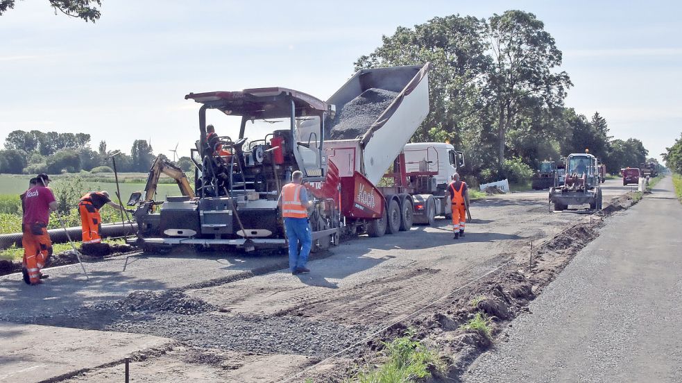 Lückenschluss: Mitarbeiter der Firma Koch sind damit beschäftigt, ein noch fehlendes Stück in der Fahrbahn der B 72 in Siegelsum wiederherzustellen. Foto: Thomas Dirks