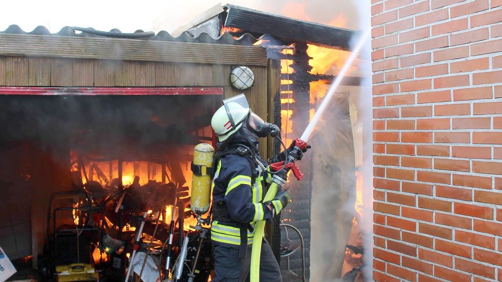 Die Feuerwehr löschte die Flammen. Fotos: Feuerwehr